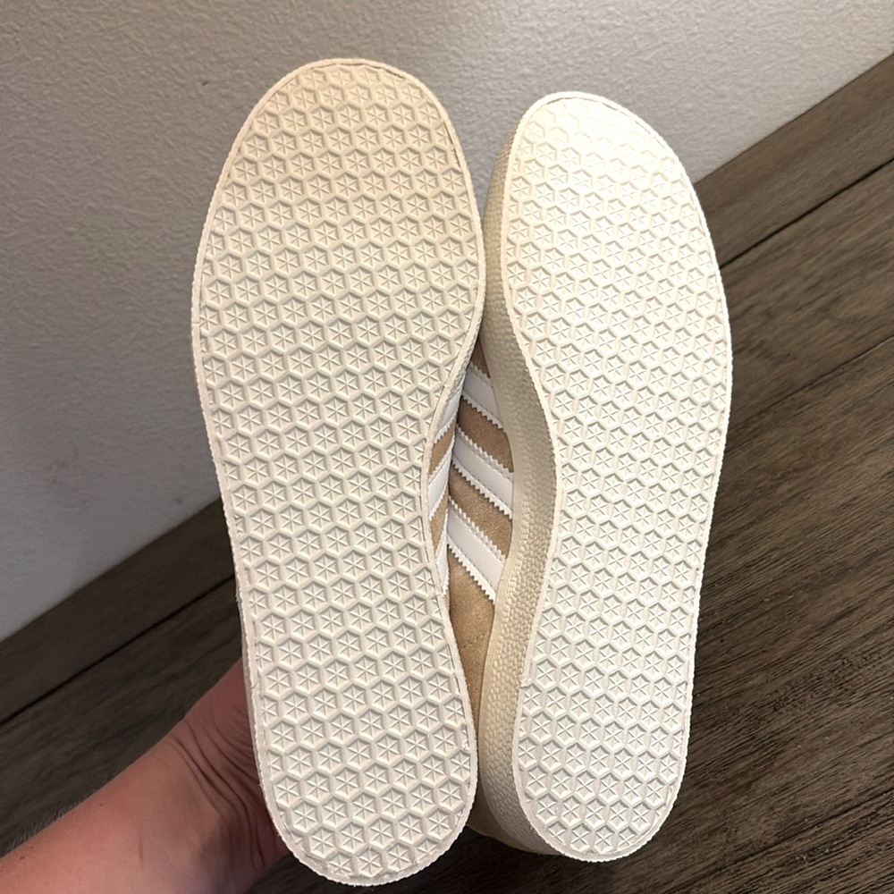 NEW [Adidas] Gazelle Suede Sneakers Shoes Beige/White Men’s 7.5 / Women’s 8.5 - Picture 12 of 13